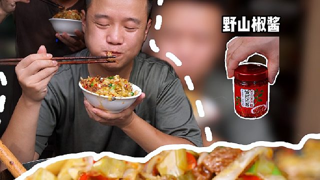把新鲜的包菜泡一泡配点牛肉炒出来，出锅就是饭店桌桌必点的酸包菜炒牛肉，酸爽又下饭
