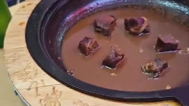 男子到饭店点了53块钱一份的牛肉堡菜上来发现只有肉眼可见的六块肉