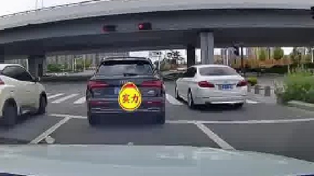 绿灯还没亮起呢，两辆车等红灯321结束就直接通过了