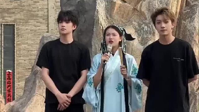 男子夏日打卡司徒小镇，台上玩脑筋急转弯，竟然无一人答对​