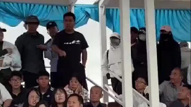 座位是免费的先到先得,男子怒怼有人上厕所离开座位却不让别人补坐