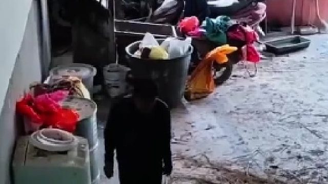 一楼给爸妈存放东西，男子家一楼和二楼巨大差距