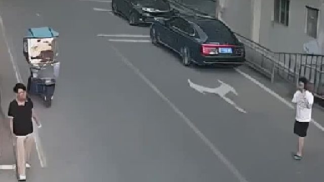差点就撞上了！多亏家长手快，这教育太到位了
