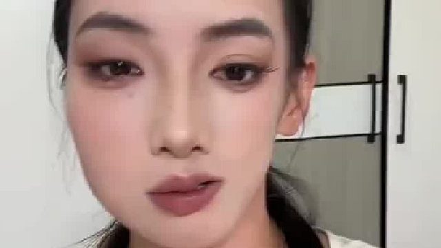 患有半侧颜面萎缩心血来潮，给自己画了个美美的妆，网友两边都好看，同时拥有两种脸型