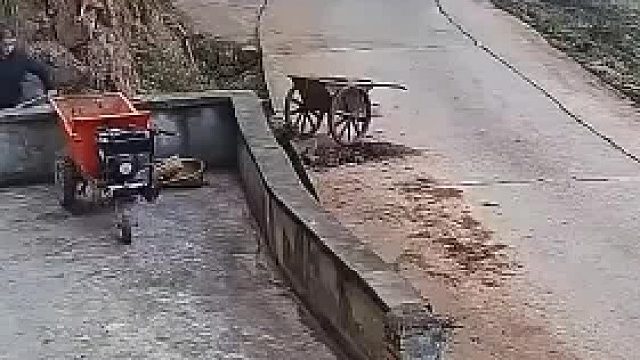 婚车经过不慎撞到大叔手推车，小伙立马上前送红包致歉！