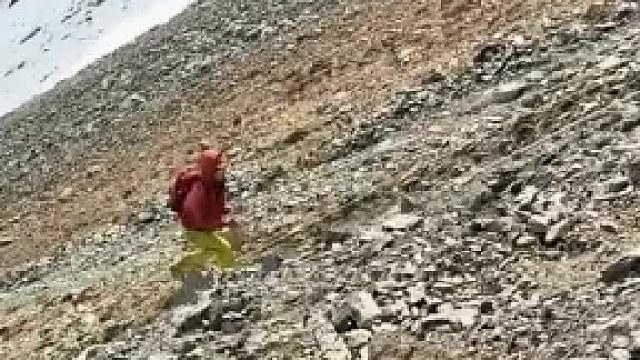 拉绳子爬石山惹众怒，山上落石很容易砸到下面驴友