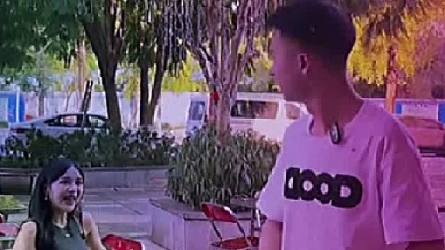 指美女叫妈结账，店员：哪个是你妈？