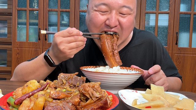 岳父送来点排骨，阿强做铁锅炖排骨，嘎嘎香