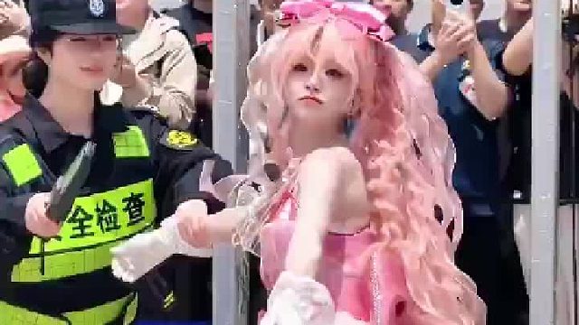 少女快步赶场奔赴漫展，亮眼粉色穿搭，进场前被安检拦下核验物品​
