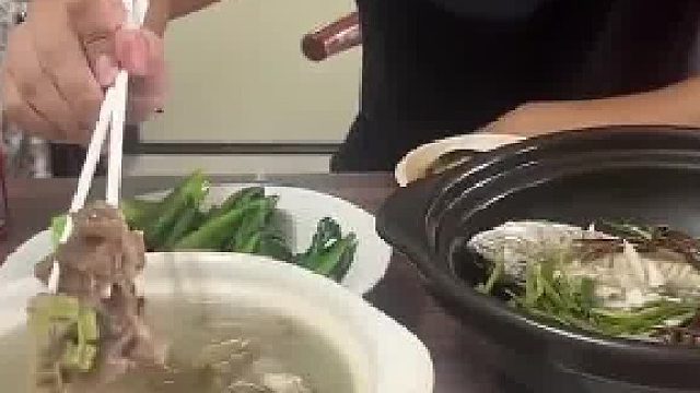 丈夫问妻子为啥攒不下钱，妻子不语只一味拍桌上的菜​