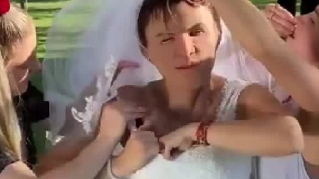 掀开头纱的那一刻丈夫人直接傻了​