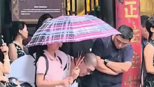 不敢相信人长得如此高，直接把一旁的大哥震惊了，网友：在古代训练一下就是名将