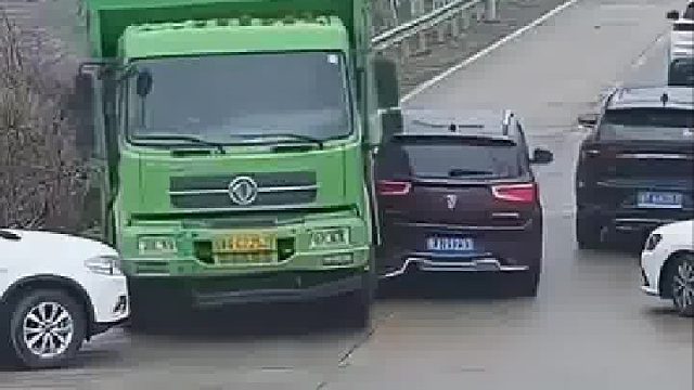 黑车想跟别人一样过去，奈何被大车吓破胆