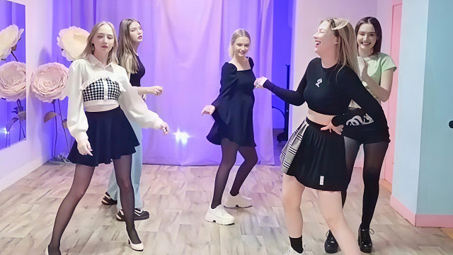 俄罗斯姑娘才艺表演23.10.05_集体舞06