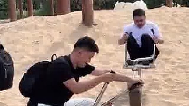 夏日男子在嘉峪关方特挖沙，小孩玩不明白，大人玩刚刚好