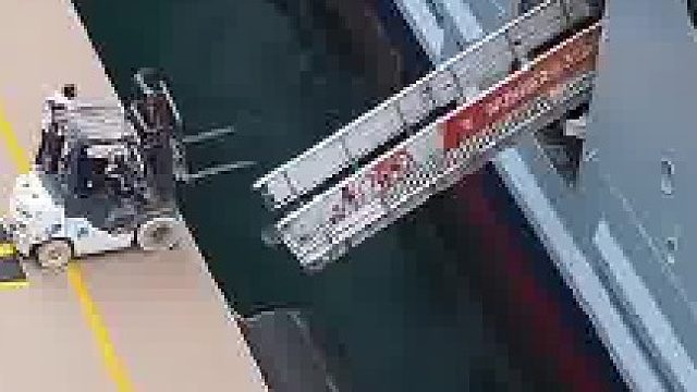 邮轮收登船梯，结果直接从船上掉海里去了