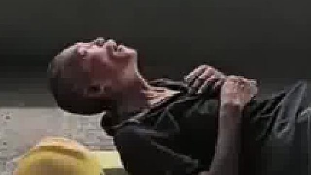 网友晒男子工友午休，睡觉根本不需要枕头