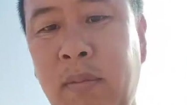 男子国外经商，被问及是否安全，男子特意哂出自己出门“配置