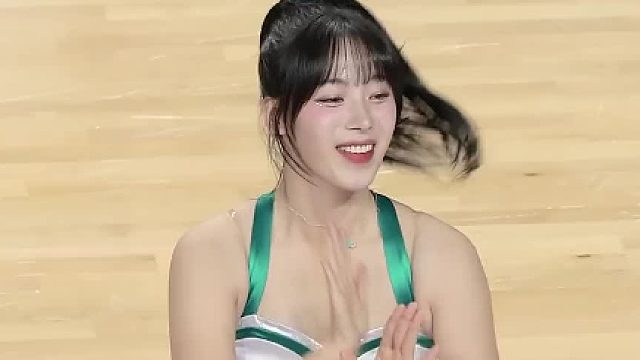 被这身绿白帅到了