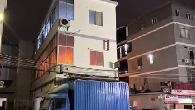 电焊作业女子误以为着火，报完警后3-5分钟消防员就到现场​