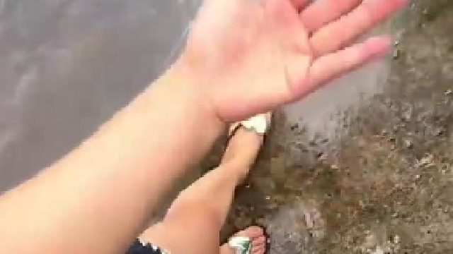 突下大雨女生独自抢收粮食，刚抢完爸爸就到家了