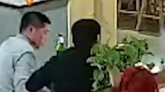 民警吃饭遇顾客间发生冲突，起身脱掉外套露出警服，两桌顾客瞬间“停战”