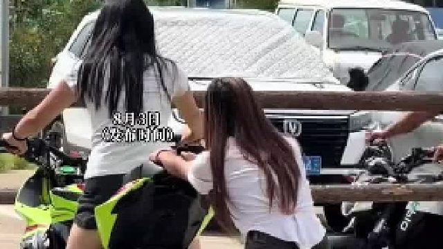 摩托卡住不会转弯，男子一通操作把女生迷得不要不要的！