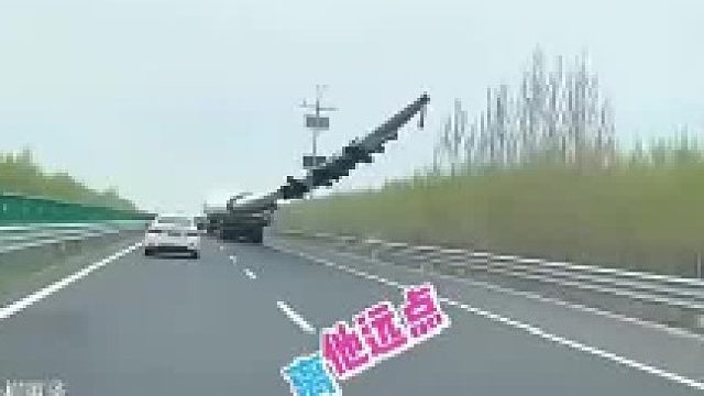 女司机上高速嫌特种车辆太慢，非要加速超车 吓得副驾驶连忙阻止