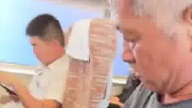 做高铁旁边的大爷，一直挺的直直的坐着，我猜他不会弄，就帮他了一下，出门在外的，希望以后也有人善待我们的父母