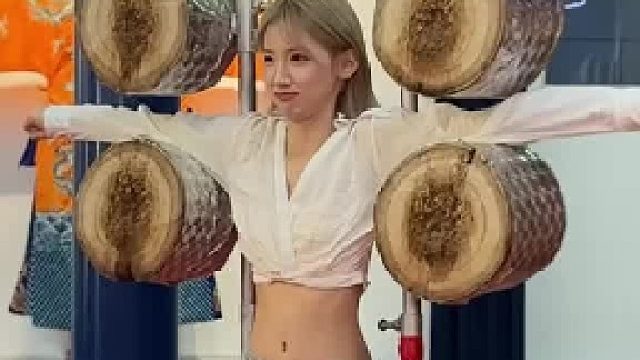 小姐姐配合NPC飞斧表演，斧头飞过去时心都提到嗓子眼了