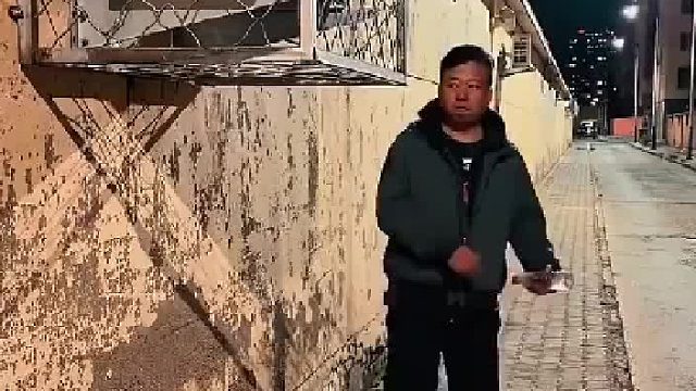 男子巷子附近发现非常危险的空调，这安装也太吓人了，你见过吗？​