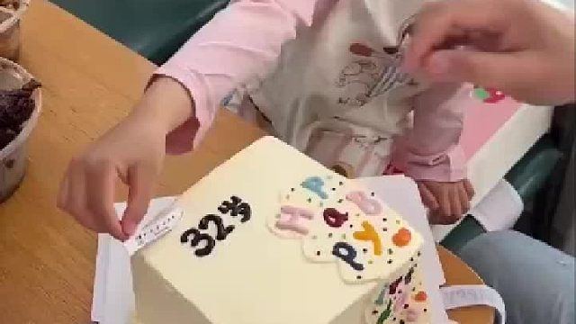 男子以为生日蛋糕写错了，没想到蛋糕上还有妻子的小巧思