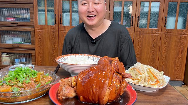 阿强简单做了个肘子拌饭，大口吃肉的感觉太棒了