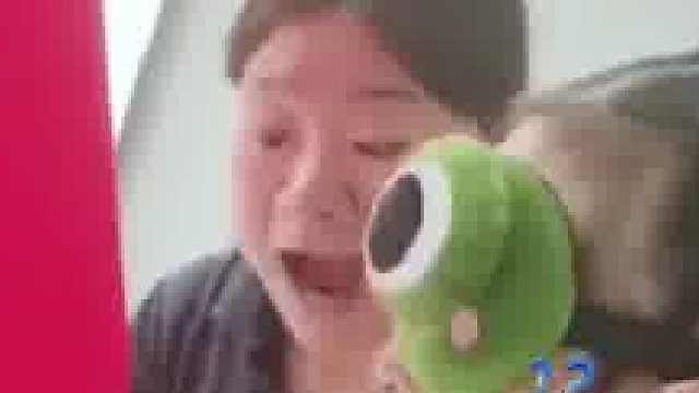 女孩蒙眼抓钱老师一脸不耐烦，抓到百元现金后立马变脸