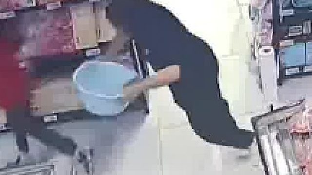 7岁男孩超市内与伙伴追逐，致54岁女营业员摔伤索赔18万…​