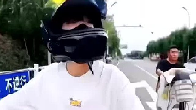 闯红灯T被女子阻止看见交警女子一个眼疾手快