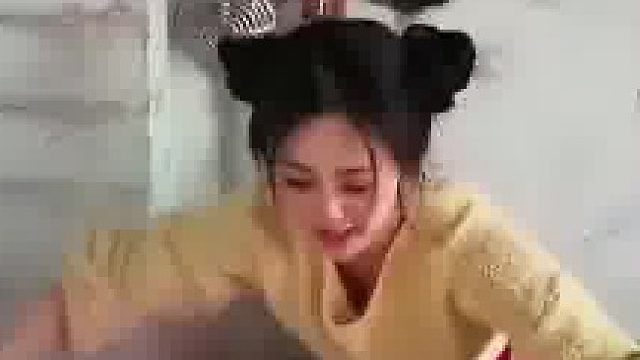女子晒出蒸馒头的小技巧，出锅时用毛巾快速去除水蒸气，馒头还饱满光滑