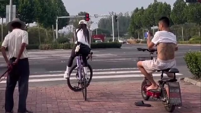 女骑行基本功天花板，这平衡感什么水平？大爷和小伙汁都看呆了​