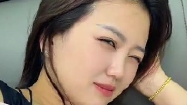 这睡觉咋哄也哄不着呀…​