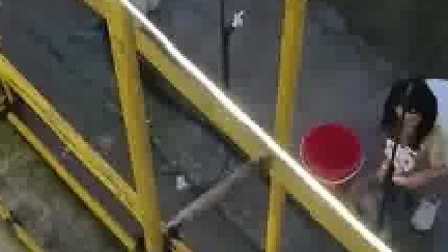 网友称这就是工地人的心酸，不论男女都在用同一临时设备洗漱​