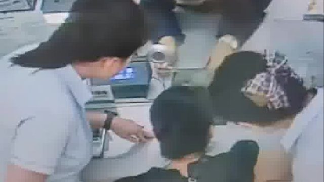 女子银行上班第一天，就把客户身份证弄“消失”了，监控拍下乌龙全过程