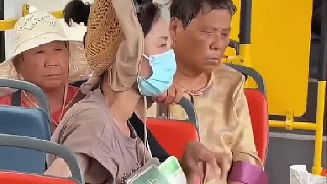 女子在公交车上拿出残疾证问人要钱,别人给的少了还不要,做手势最低要给十块钱