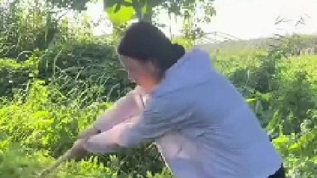 28岁女子来丈夫坟前看望，清理完杂草后和丈夫哭诉委屈，“自从你去世后，我和儿子就被婆家赶出家门