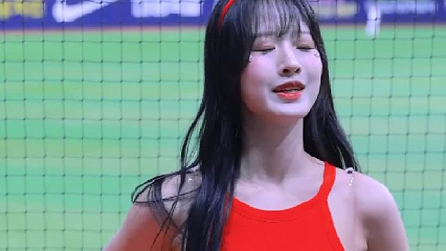 运动场上闪闪发光的她