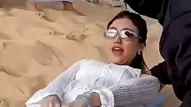 不穿都能玩，况且他还穿裙子