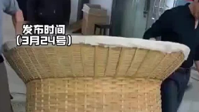 工人把茶叶搁炭火上燎一下，两秒钟赶紧拿开