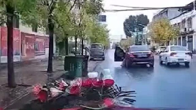 两家人同一天结婚相遇，对面来人拦车不让走，头车就不让直接开走