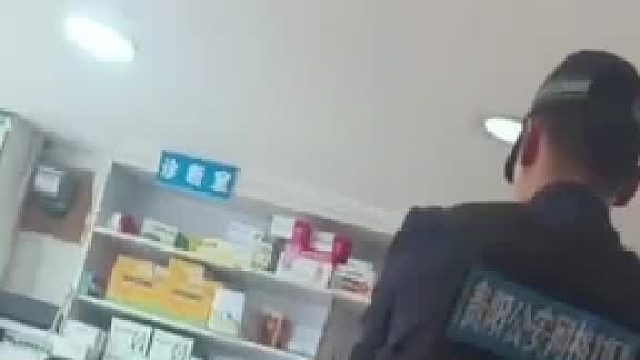 女孩因为妈妈拿走自己的钱气的报警，警察到场后耐心地听孩子讲述