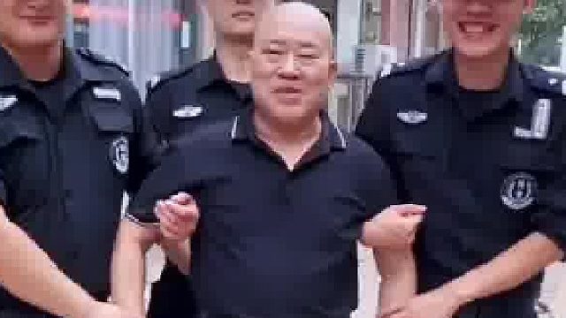 千万别随便和帽子叔叔合影，结局笑不活了！