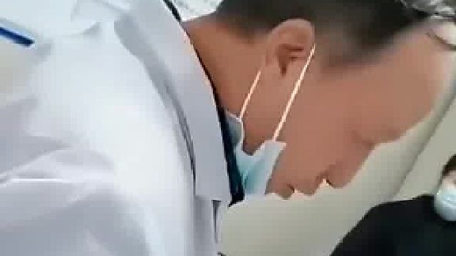 美女脚上老长痘，不料被医生无情拆穿，到底几个男朋友？
